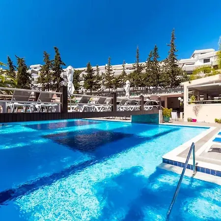 Laurus Apartment *